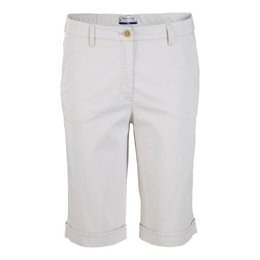 Vue avant des bermudas pearl grey, élégants et décontractés pour l'été.