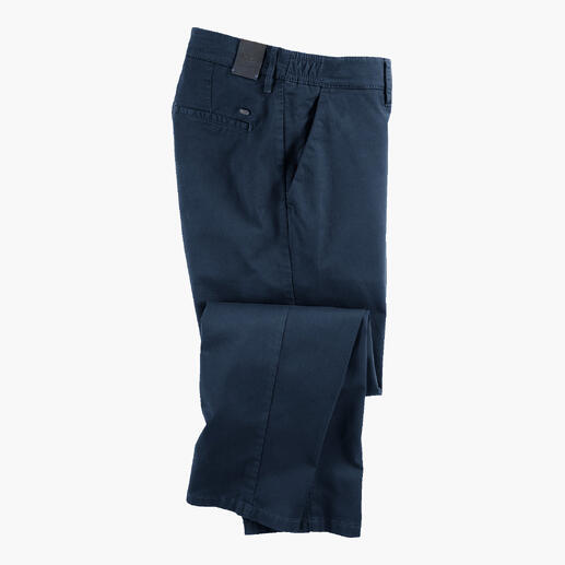 Pantalon chino bleu marine plié, un côté montrant les poches.