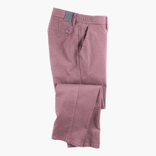 Pantalon chino rose plié, montrant les poches et les coutures.
