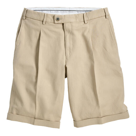 Bermuda à plis en beige, décontractée et élégante, sur un fond neutre.