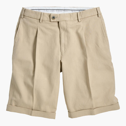 Bermuda à plis en beige, décontractée et élégante, sur un fond neutre.