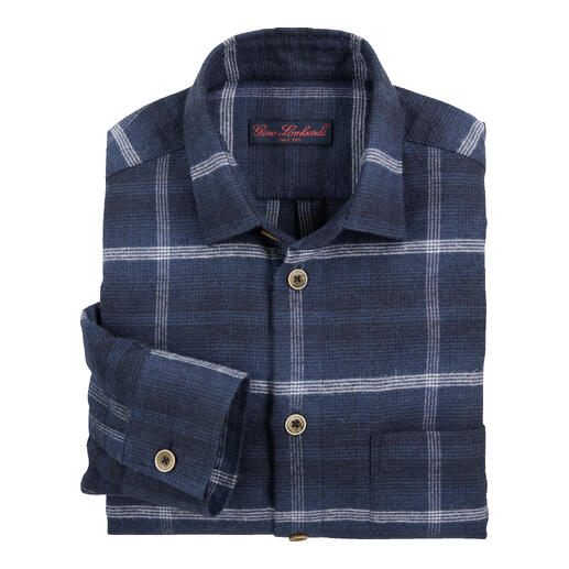 Chemise bleue à carreaux pliée, montrant la texture du tissu.