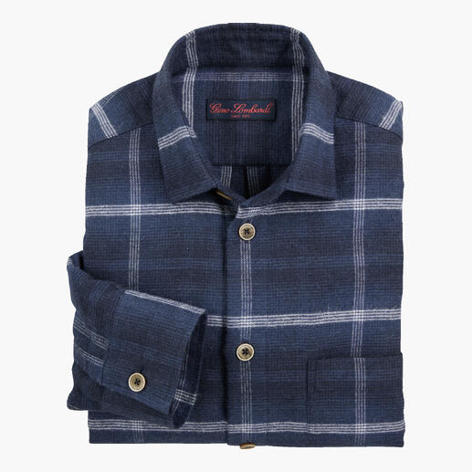 Chemise bleue à carreaux pliée, montrant la texture du tissu.