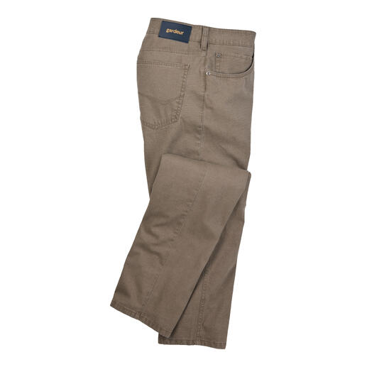 Pantalon jogger five-pocket couleur camel avec taille élastique.