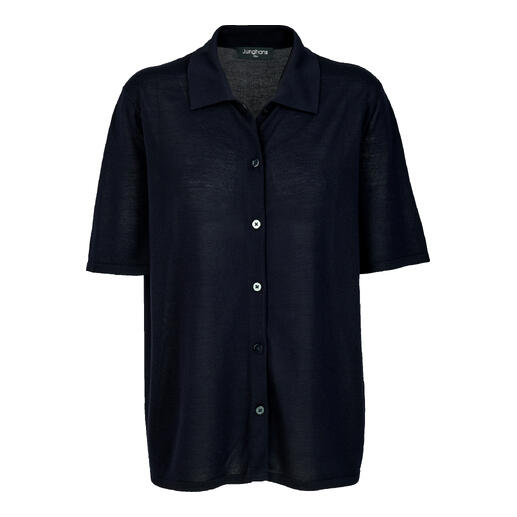 Blouse en tricot Tencel soie navy, moderne avec une fermeture à boutons continue.