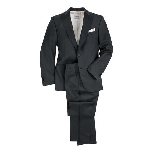 Veste de smoking noire avec un pantalon assorti sur fond blanc.