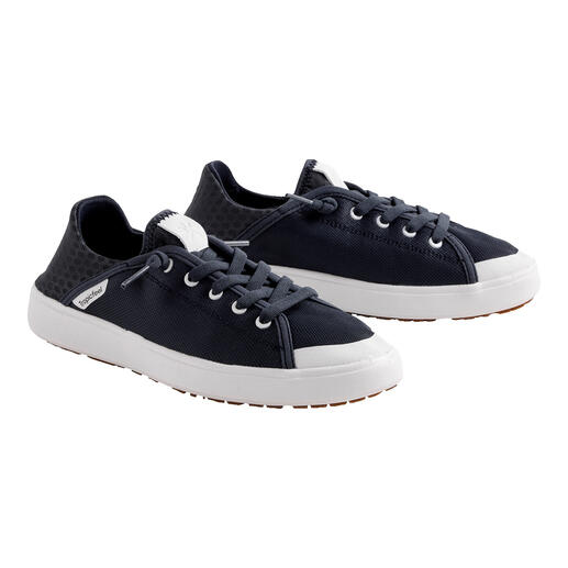 Baskets navy avec accents blancs sur un fond blanc.