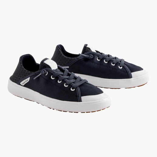 Baskets navy avec accents blancs sur un fond blanc.