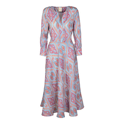 Robe Ikat colorée avec manches longues sur fond blanc.