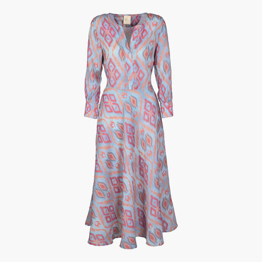Robe Ikat colorée avec manches longues sur fond blanc.