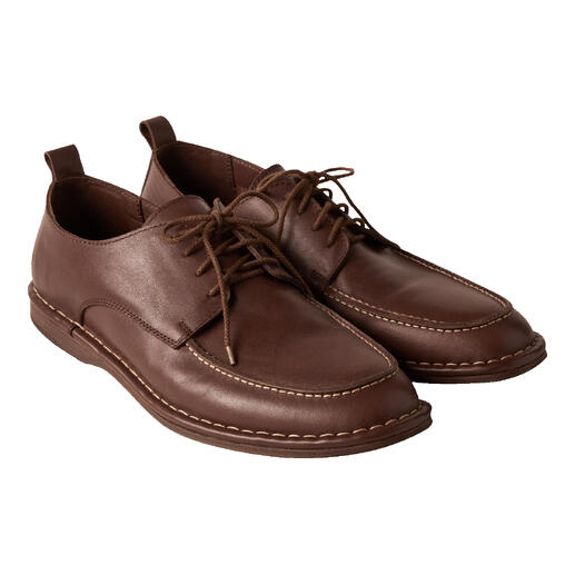 Chaussures d'affaires d'été en cuir marron avec des lacets.