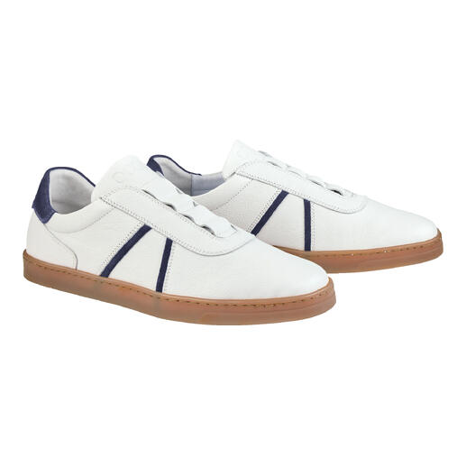 Baskets slip-on blanches et bleues au design minimaliste.