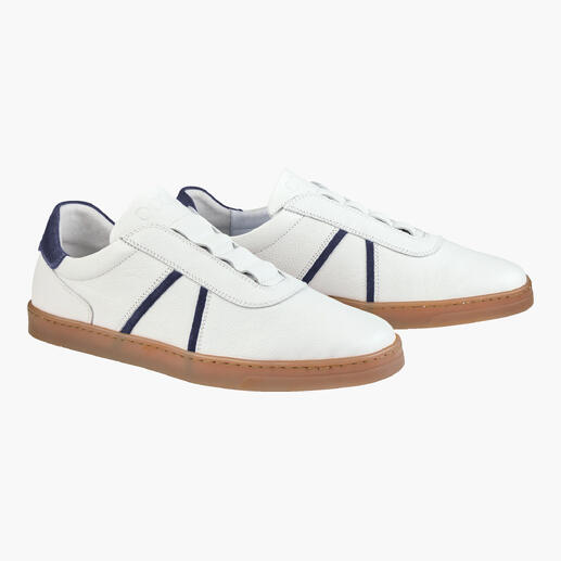 Baskets slip-on blanches et bleues au design minimaliste.