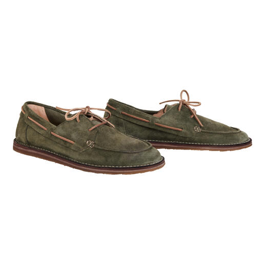 Bateaux Astorflex en vert olive sur un fond blanc.