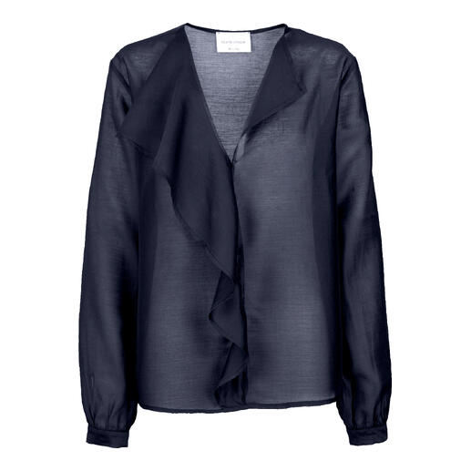 Chemisier en Musselin de lyocell bleu foncé avec une coupe décontractée et un col drapé sur un fond blanc.