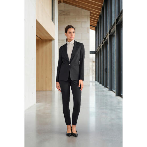 Blazer stretch noir élégant de Vicario, modèle debout.