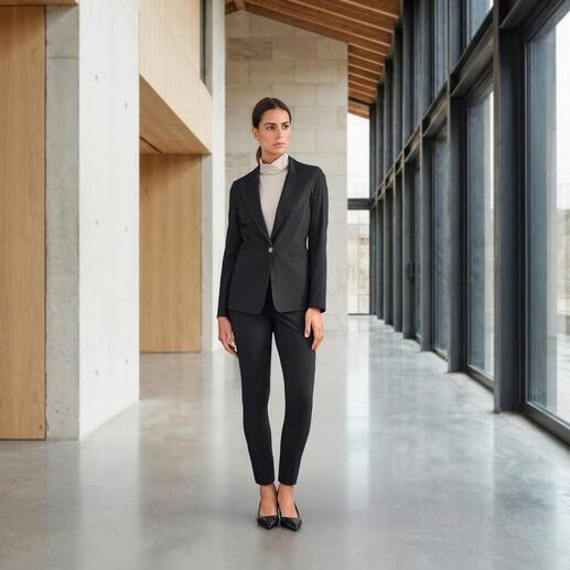 Blazer stretch noir élégant de Vicario, modèle debout.