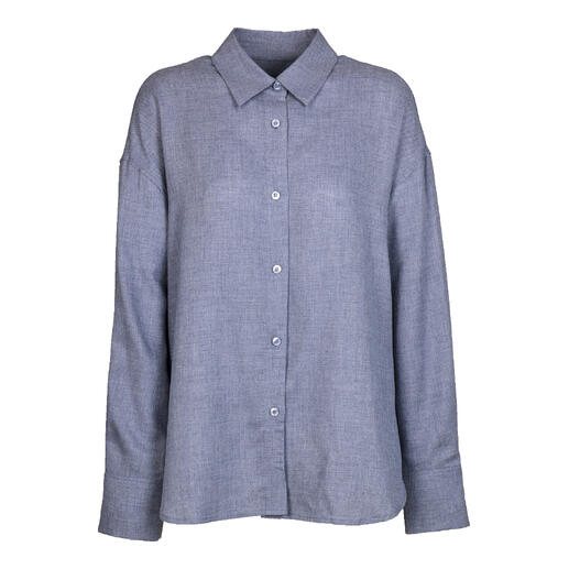 Chemise bleue avec fermeture à boutons et manches longues.