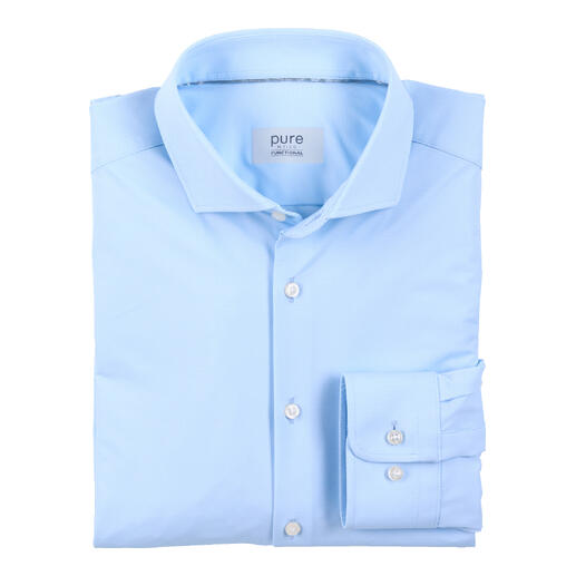 Chemise fonctionnelle bleu clair, soigneusement pliée et prête à porter.