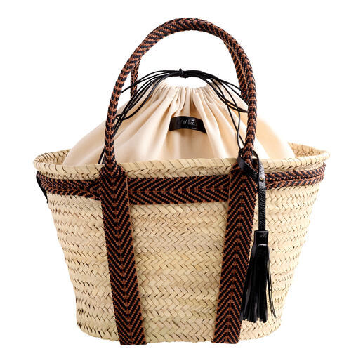 Panier en osier avec un intérieur beige et des accents noirs