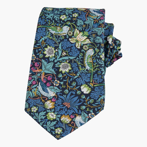 Cravate bleue avec motifs d'oiseaux et dessins floraux sur fond foncé.