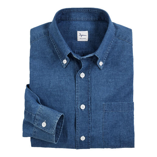 Chemise en lin-denim bleue, soigneusement pliée