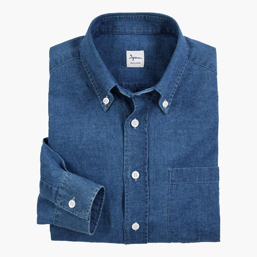 Chemise en lin-denim bleue, soigneusement pliée