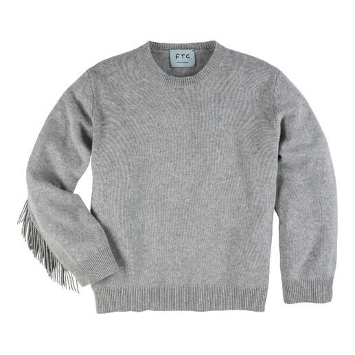 Pull gris avec des franges de FTC sur un fond blanc.