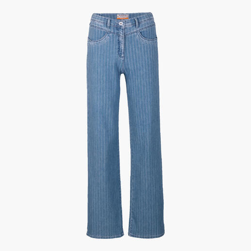 Pantalon de jogging rayé bleu clair à jambes larges sur fond blanc.