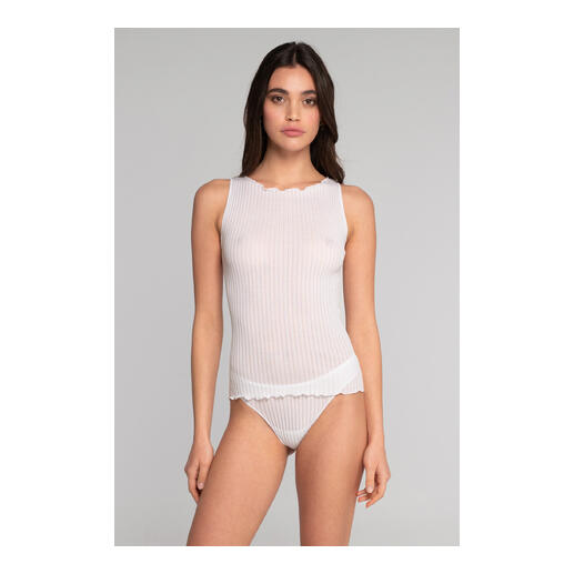 Femme en top en côtes blanches Oscalito et lingerie sur fond noir