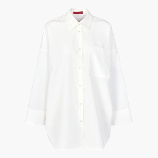 Chemise d'été oversize en blanc avec coupe droite.