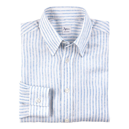 Chemise en lyocell-lin rayée blanche et bleue sur fond blanc.
