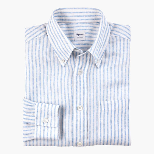 Chemise en lyocell-lin rayée blanche et bleue sur fond blanc.