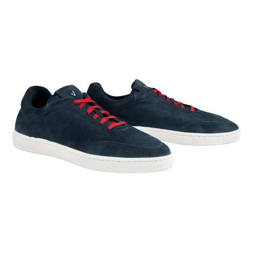 Baskets d'été bleu marine en taille 41 avec lacets rouges.