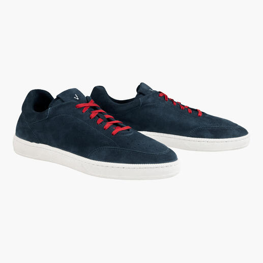 Baskets d'été bleu marine en taille 41 avec lacets rouges.