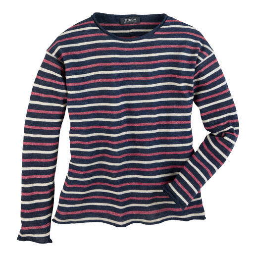 Pull d'été ultraléger rayé bleu et rouge sur fond blanc.