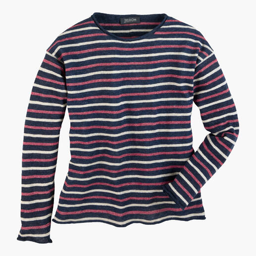 Pull d'été ultraléger rayé bleu et rouge sur fond blanc.