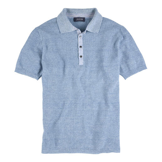 Polo tricoté bleu foncé avec une courte patte de boutonnage.