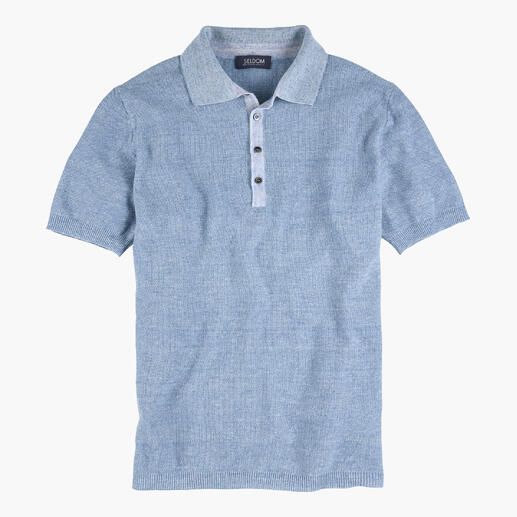 Polo tricoté bleu foncé avec une courte patte de boutonnage.