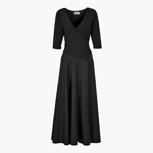 Robe noire Ibiza en taille 36 avec une coupe cintrée.