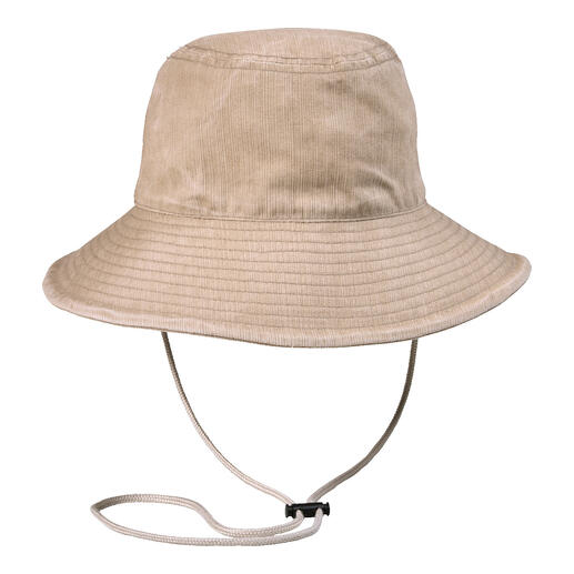 Chapeau de bateau beige avec cordon sur fond blanc.