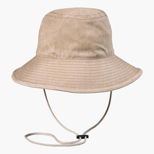 Chapeau de bateau beige avec cordon sur fond blanc.