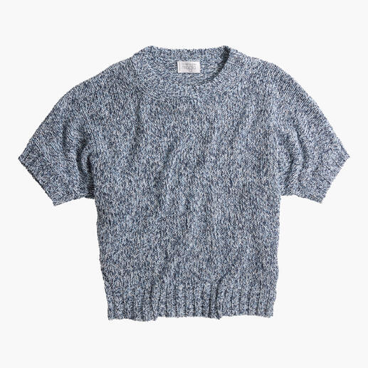 Pull bleu mélangé à manches courtes, structure tricot douce.