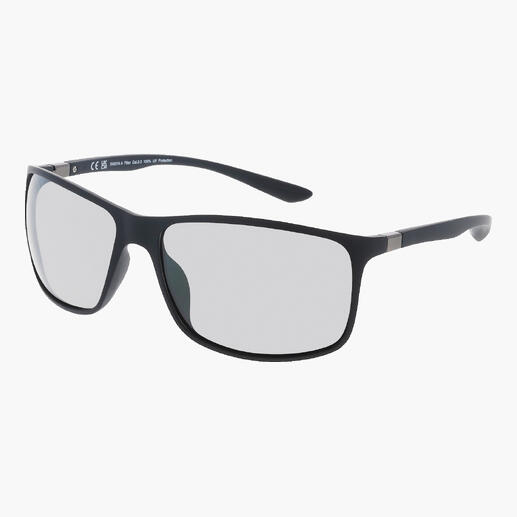 Lunettes de soleil noires Swisseg avec verres gris, vue latérale.
