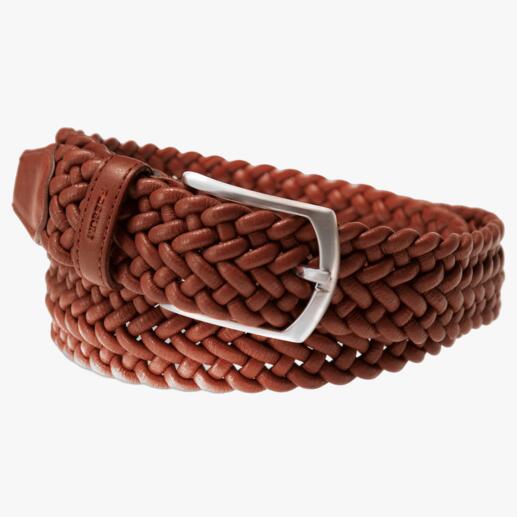 Ceinture en cuir tressé brun rougeâtre avec boucle argentée sur fond blanc.
