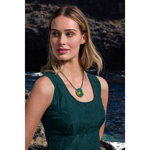 Disque de Nebra Femme portant un collier Nebra avec un paysage côtier en arrière-plan.