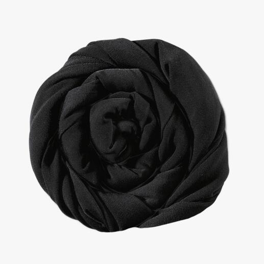 Écharpe noire, artistiquement enroulée.