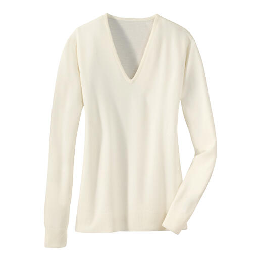 Pull clair avec décolleté en V sur fond blanc.