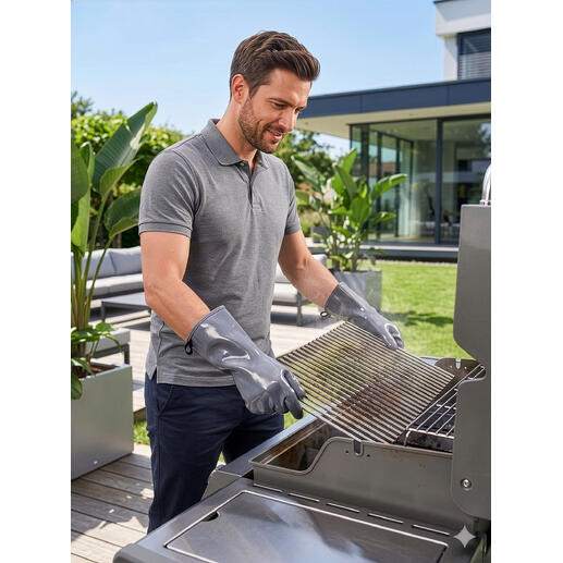 Homme en train de griller avec des gants dans le jardin