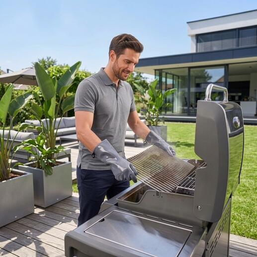 Homme en train de griller avec des gants dans le jardin